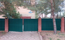 Распашные автоматические ворота с забором