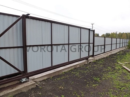 Откатные ворота на сваях Alutech белого цвета 1950x4250